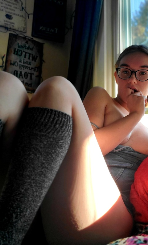 Header of izzy_hellbourne